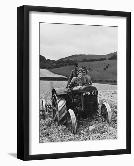 Land Girls WWII-Robert Hunt-Framed Photographic Print