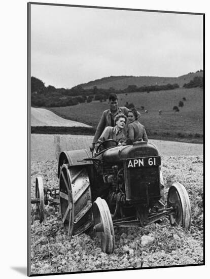 Land Girls WWII-Robert Hunt-Mounted Photographic Print