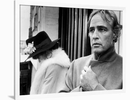 LAST TANGO IN PARIS, 1972 directed by BERNADO BERTOLUCCI Maria Schneider and Marlon Brando (b/w pho-null-Framed Photo