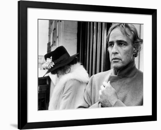 LAST TANGO IN PARIS, 1972 directed by BERNADO BERTOLUCCI Maria Schneider and Marlon Brando (b/w pho-null-Framed Photo