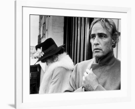 LAST TANGO IN PARIS, 1972 directed by BERNADO BERTOLUCCI Maria Schneider and Marlon Brando (b/w pho-null-Framed Photo