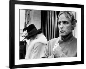 LAST TANGO IN PARIS, 1972 directed by BERNADO BERTOLUCCI Maria Schneider and Marlon Brando (b/w pho-null-Framed Photo