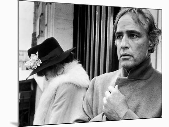 LAST TANGO IN PARIS, 1972 directed by BERNADO BERTOLUCCI Maria Schneider and Marlon Brando (b/w pho-null-Mounted Photo