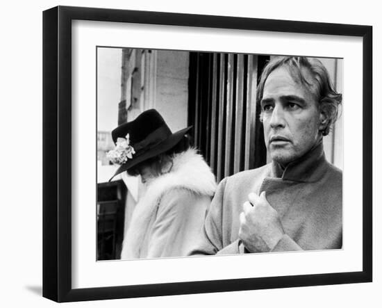 LAST TANGO IN PARIS, 1972 directed by BERNADO BERTOLUCCI Maria Schneider and Marlon Brando (b/w pho-null-Framed Photo