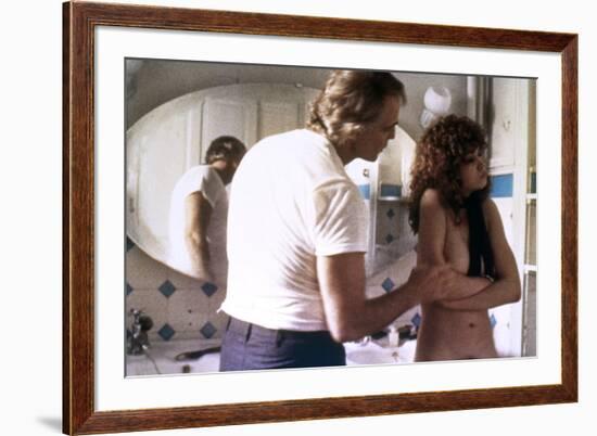 LAST TANGO IN PARIS, 1972 directed by BERNADO BERTOLUCCI Marlon Brando and Maria Schneider (photo)-null-Framed Photo