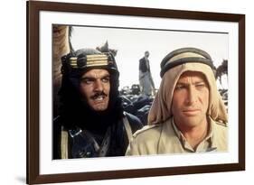 Lawrence d'Arabie LAWRENCE OF ARABIA by David Lean with Peter O'Toole, Omar Sharif, 1962 kaffiyeh k-null-Framed Photo