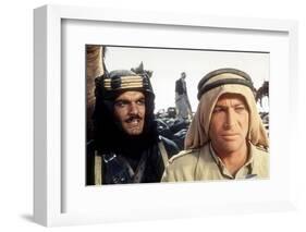 Lawrence d'Arabie LAWRENCE OF ARABIA by David Lean with Peter O'Toole, Omar Sharif, 1962 kaffiyeh k-null-Framed Photo