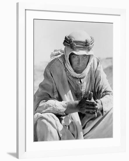 Lawrence d'Arabie LAWRENCE OF ARABIA by DavidLean with Peter O'Toole, 1962 (b/w photo)-null-Framed Photo