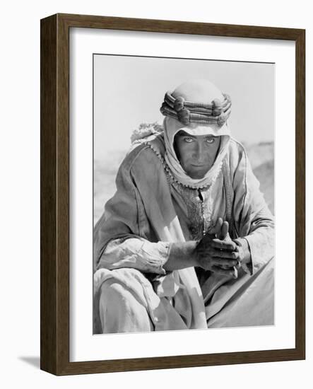 Lawrence d'Arabie LAWRENCE OF ARABIA by DavidLean with Peter O'Toole, 1962 (b/w photo)-null-Framed Photo