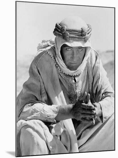 Lawrence d'Arabie LAWRENCE OF ARABIA by DavidLean with Peter O'Toole, 1962 (b/w photo)-null-Mounted Photo