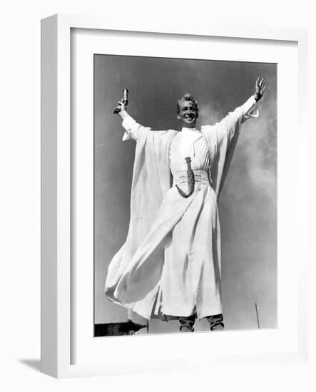 Lawrence of Arabia, Peter O'Toole, 1962, Victory Stance-null-Framed Photo