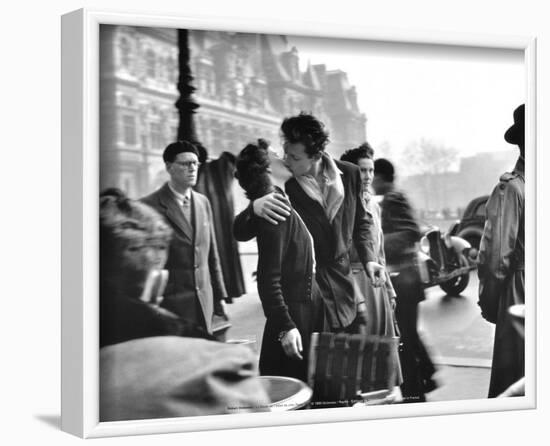 Le Baiser de l'Hotel de Ville, Paris, 1950-Robert Doisneau-Framed Art Print