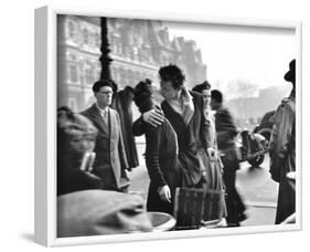 Le Baiser de l'Hotel de Ville, Paris, 1950-Robert Doisneau-Framed Art Print