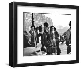 Le Baiser de l'Hotel de Ville, Paris, 1950-Robert Doisneau-Framed Art Print