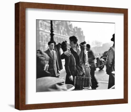 Le Baiser de l'Hotel de Ville, Paris, 1950-Robert Doisneau-Framed Art Print