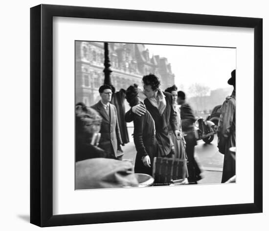 Le Baiser de l'Hotel de Ville, Paris, 1950-Robert Doisneau-Framed Art Print