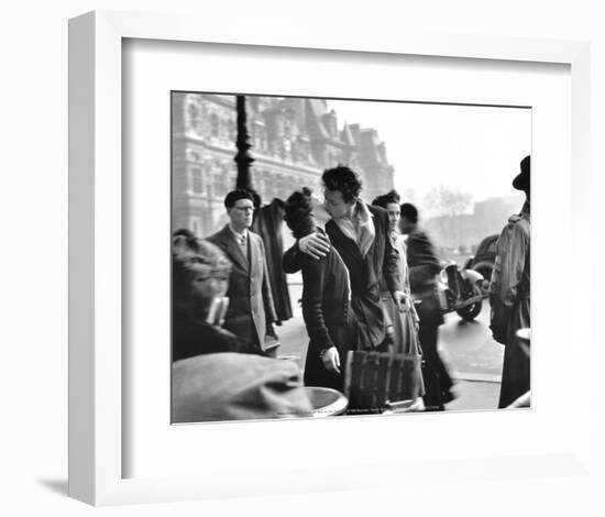 Le Baiser de l'Hotel de Ville, Paris, 1950-Robert Doisneau-Framed Art Print