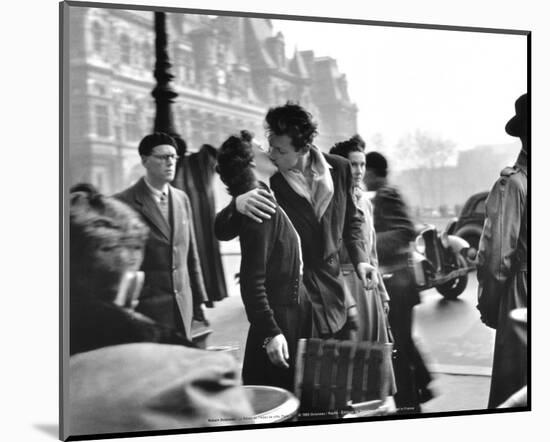 Le Baiser de l'Hotel de Ville, Paris, 1950-Robert Doisneau-Mounted Art Print