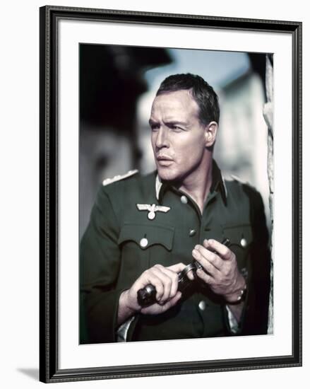 Le bal des maudits THE YOUNG LIONS by Edward Dmytryk with Marlon Brando, 1958 (photo)-null-Framed Photo