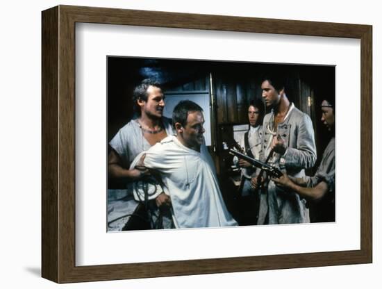 Le Bounty by Roger Donaldson with Liam Neeson, Mel Gibson and Anthony Hopkins, 1984 (photo)-null-Framed Photo