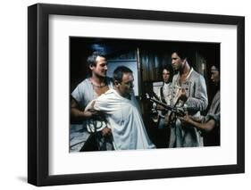 Le Bounty by Roger Donaldson with Liam Neeson, Mel Gibson and Anthony Hopkins, 1984 (photo)-null-Framed Photo