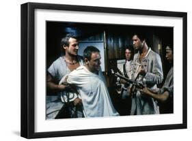 Le Bounty by Roger Donaldson with Liam Neeson, Mel Gibson and Anthony Hopkins, 1984 (photo)-null-Framed Photo