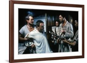 Le Bounty by Roger Donaldson with Liam Neeson, Mel Gibson and Anthony Hopkins, 1984 (photo)-null-Framed Photo