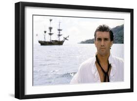 Le Bounty by Roger Donaldson with Mel Gibson, 1984 (photo)-null-Framed Photo