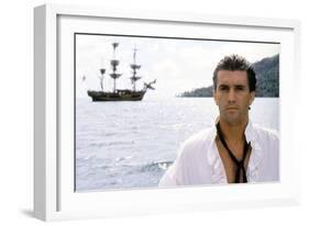 Le Bounty by Roger Donaldson with Mel Gibson, 1984 (photo)-null-Framed Photo