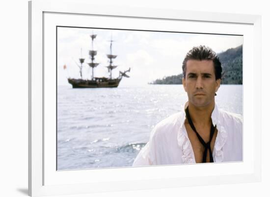 Le Bounty by Roger Donaldson with Mel Gibson, 1984 (photo)-null-Framed Photo