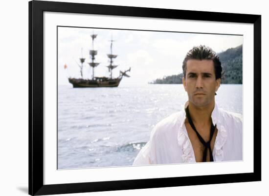 Le Bounty by Roger Donaldson with Mel Gibson, 1984 (photo)-null-Framed Photo