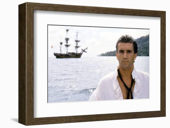 Le Bounty by Roger Donaldson with Mel Gibson, 1984 (photo)-null-Framed Photo