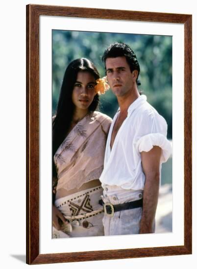 Le Bounty by Roger Donaldson with Wi Kuki Kaa and Mel Gibson, 1984 (photo)-null-Framed Photo