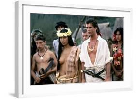 Le Bounty by Roger Donaldson with Wi Kuki Kaa and Mel Gibson, 1984 (photo)-null-Framed Photo