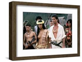 Le Bounty by Roger Donaldson with Wi Kuki Kaa and Mel Gibson, 1984 (photo)-null-Framed Photo