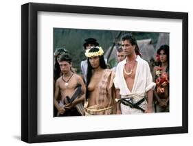 Le Bounty by Roger Donaldson with Wi Kuki Kaa and Mel Gibson, 1984 (photo)-null-Framed Photo