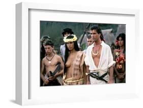 Le Bounty by Roger Donaldson with Wi Kuki Kaa and Mel Gibson, 1984 (photo)-null-Framed Photo