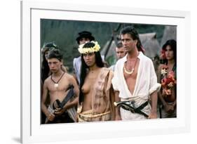 Le Bounty by Roger Donaldson with Wi Kuki Kaa and Mel Gibson, 1984 (photo)-null-Framed Photo