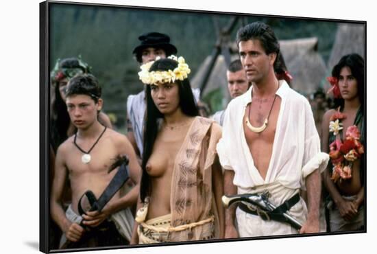 Le Bounty by Roger Donaldson with Wi Kuki Kaa and Mel Gibson, 1984 (photo)-null-Framed Photo