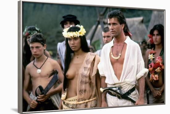 Le Bounty by Roger Donaldson with Wi Kuki Kaa and Mel Gibson, 1984 (photo)-null-Framed Photo