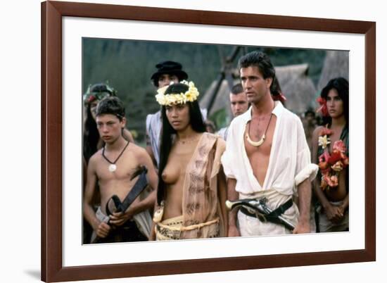 Le Bounty by Roger Donaldson with Wi Kuki Kaa and Mel Gibson, 1984 (photo)-null-Framed Photo