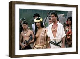 Le Bounty by Roger Donaldson with Wi Kuki Kaa and Mel Gibson, 1984 (photo)-null-Framed Photo