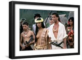 Le Bounty by Roger Donaldson with Wi Kuki Kaa and Mel Gibson, 1984 (photo)-null-Framed Photo