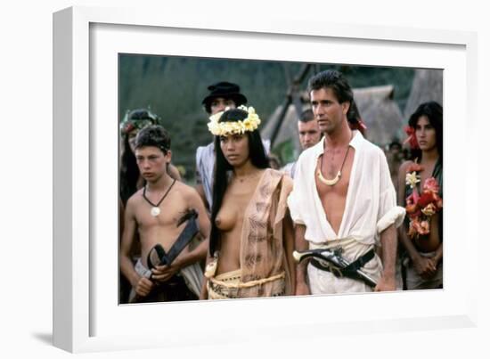 Le Bounty by Roger Donaldson with Wi Kuki Kaa and Mel Gibson, 1984 (photo)-null-Framed Photo