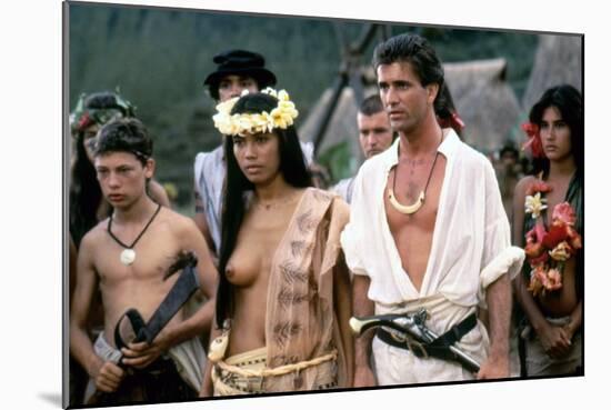 Le Bounty by Roger Donaldson with Wi Kuki Kaa and Mel Gibson, 1984 (photo)-null-Mounted Photo