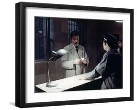 LE CERCLE ROUGE, 1970 directed by JEAN-PIERRE MELVILLE Alain Delon (photo)-null-Framed Photo