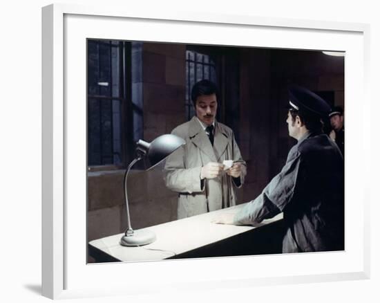 LE CERCLE ROUGE, 1970 directed by JEAN-PIERRE MELVILLE Alain Delon (photo)-null-Framed Photo