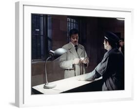 LE CERCLE ROUGE, 1970 directed by JEAN-PIERRE MELVILLE Alain Delon (photo)-null-Framed Photo