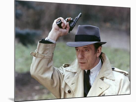 LE CERCLE ROUGE, 1970 directed by JEAN-PIERRE MELVILLE Yves Montand (photo)-null-Mounted Photo