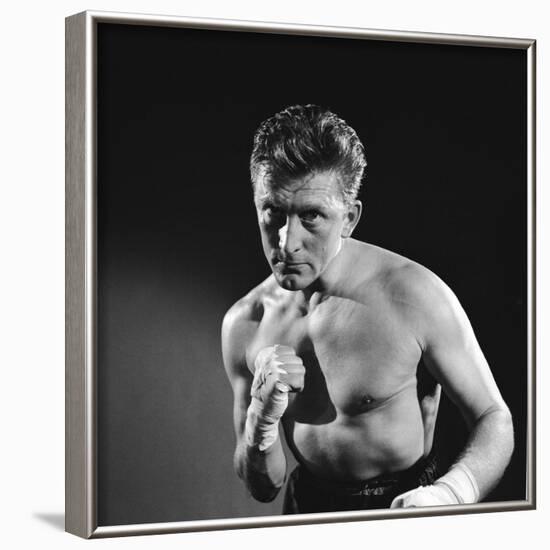 Le champion CHAMPION by Mark Robson with Kirk Douglas, 1949 (b/w photo)-null-Framed Photo